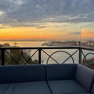 Apartment The Penthouse And Rooftop-terrace At Molino Stucky, Venice