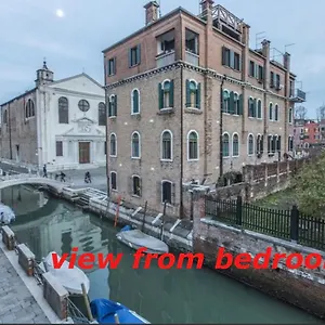 Apartment Susy Biennale - Canal View And Garden, Venice