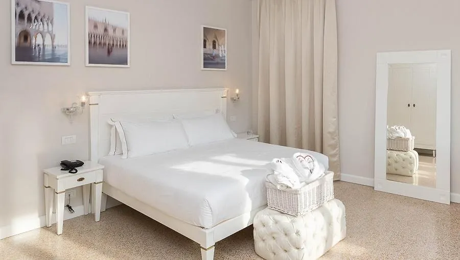 Ih Hotels Venezia Salute Palace (Adults Only) 3*, Venice